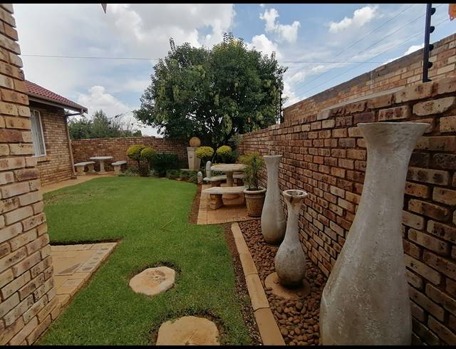 3 BEDROOM FREEHOLD FOR SALE IN MEIRINGSPARK